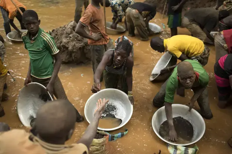 Prospectors pan in a stream near the Nsassima pit. Image by Siegfriend Modola. Central African Republic, 2018.