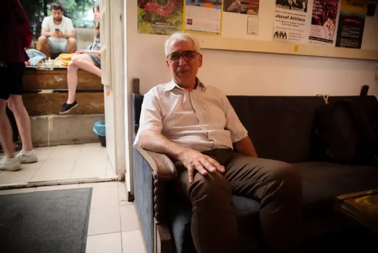 Peter Győri in the bar-lounge area at Auróra. Image by Zack Beauchamp for Vox. Hungary, 2018.