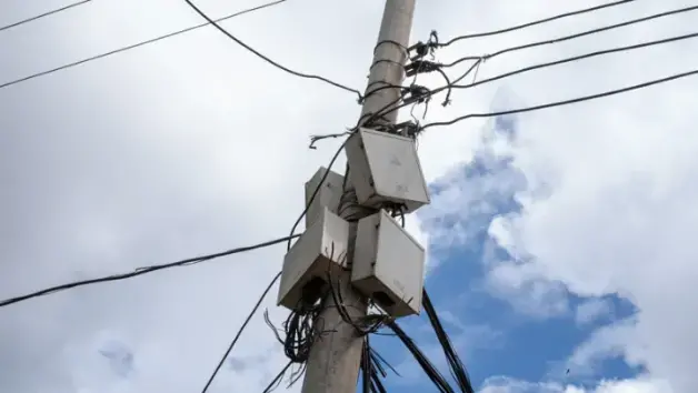 Legal and illegal connections to electricity in Kibera, Nairobi. Image by Peter DiCampo. Kenya, 2018.