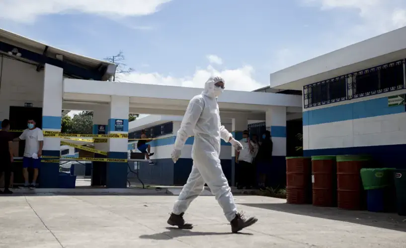 A Guatemalan worker outside a shelter set up for deportees near the airport. Image by Morena Pérez Joachin. Guatemala, 2020.