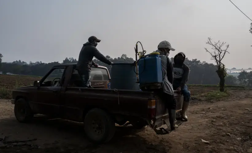 A health-related roadblock in Patzún, Chimaltenango, set up after deportees began to arrive with cases of COVID-19. Image by Morena Pérez Joachin. Guatemala, 2020.