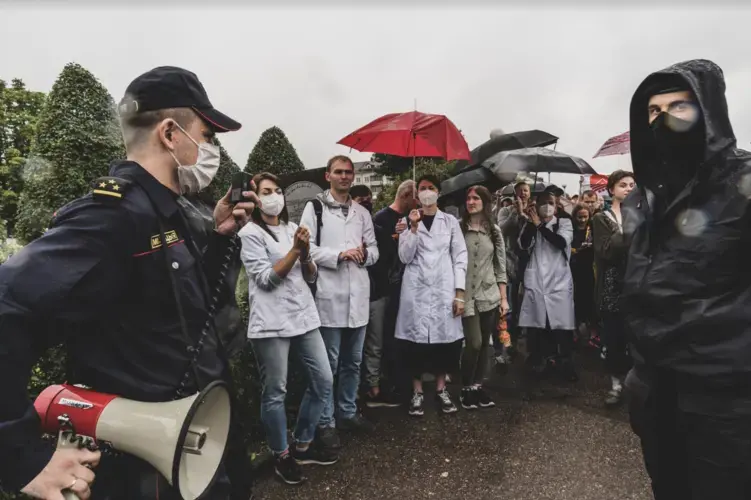 Crowds applaud tractor factory workers in Minsk who staged a walkout. Image by Evgeniy Maloletka. Belarus, 2020.