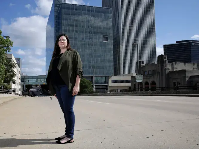 Becky Gligo, the housing policy director for the City of Tulsa, Oklahoma, leads efforts to reduce evictions in a city ranked the 11th-highest evictor in the nation by Princeton University’s Eviction Lab. Image by Mike Simons. United States, 2020.<br />