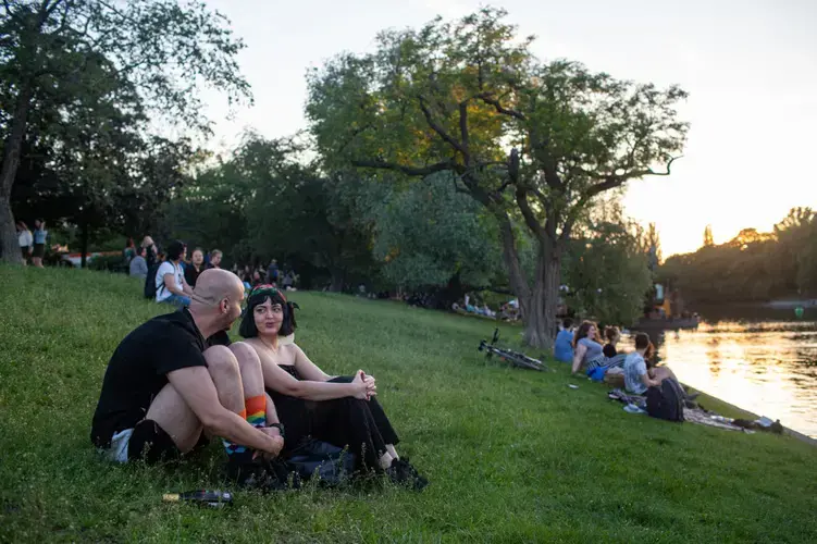 Hamoudi and his friend Rasha enjoy a sunset on the banks of a canal in his Berlin neighborhood. Image by Bradley Secker. Germany, 2020.