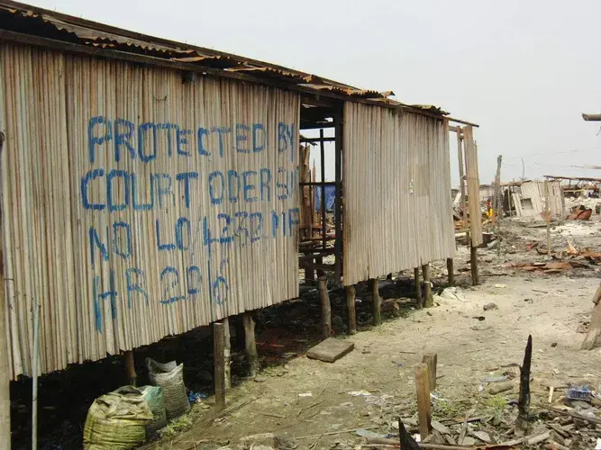 A court injunction on a house in Otodo Gbame, a dredging site in Lagos. Image by Bukola Adebayo. Nigeria, 2017.<br />
