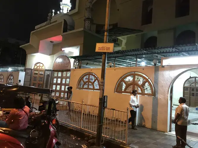 A sign marks the “silence zone” outside a mosque in Mumbai. Image by Chris Berdik. India, undated.