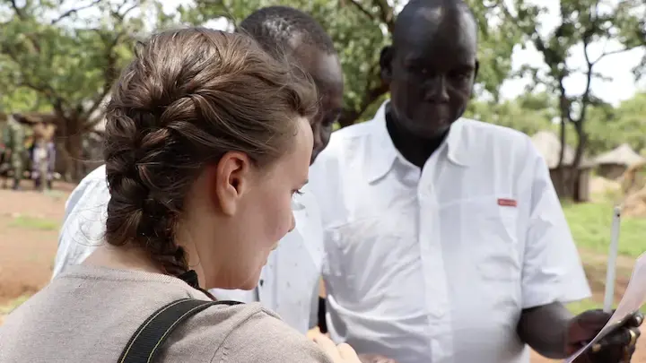 Freelance journalist Carolyn Thompson conducting research with opposition soldiers in Uganda. Image courtesy Carolyn Thompson. Uganda, 2017.