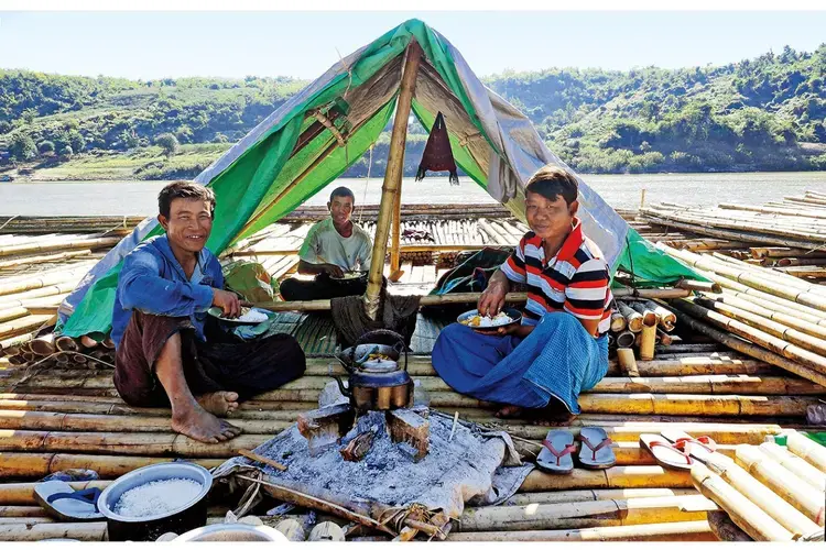 The author’s photo of a shared lunch with three raftsmen. Image by Doug Bock Clark. Myanmar, 2018. 