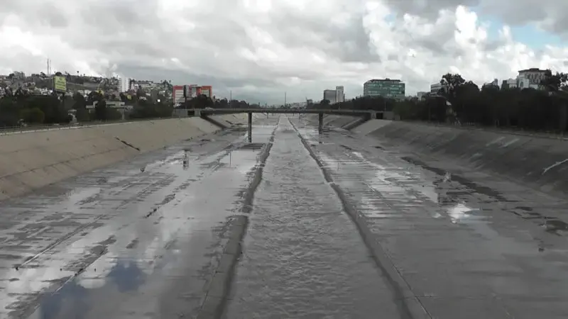 The Tijuana River channel on the Tijuana side of the U.S.-Mexico border fills during a rainy day. Image by Leonardo Ortiz / TijuanaPress.com. Mexico, undated.<br />
