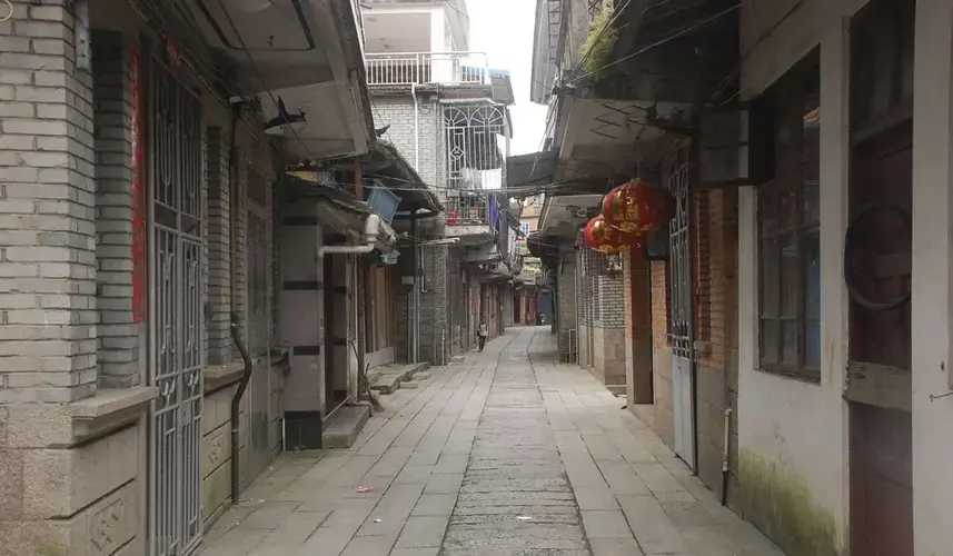 A “ghost village” in Tingjiang. Its people have been migrating overseas since the 19th century. Image by Rong Xiaoqing. China, 2016.