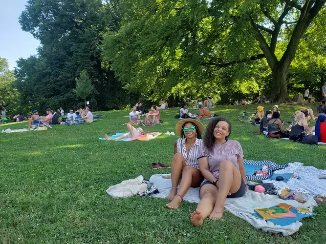 Brooklyn residents Taina and Cherise in Prospect Park. Image by Clarisa Diaz. United States, 2020.<br />
