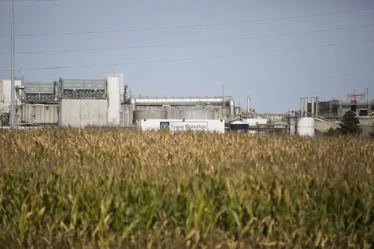Tyson Fresh Meats plant in Waterloo, Ia., on Sept. 17, 2020. Image by Kelly Wenzel / The Midwest Center for Investigative Reporting. United States, 2020.<br />
