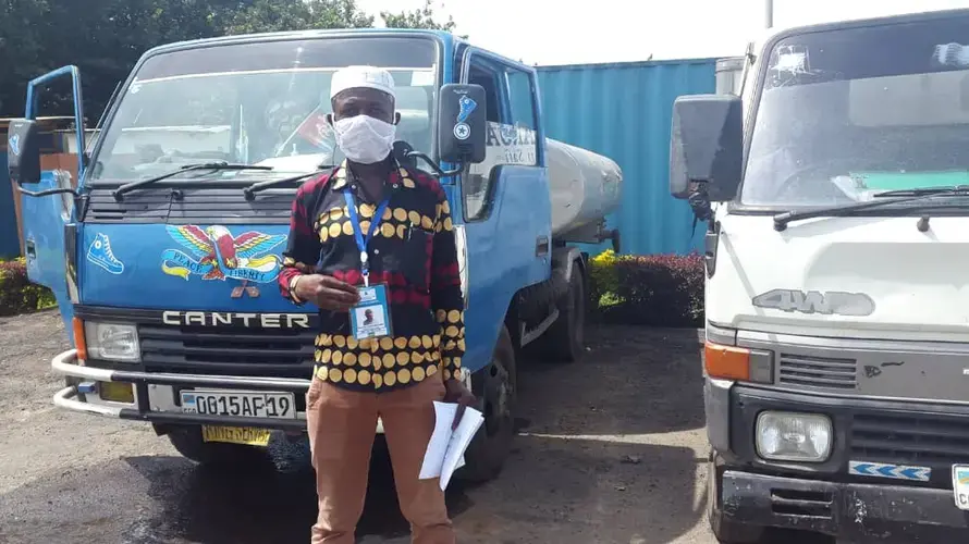 A member of ‘GIRUBUZIMA’ cooperative, prepares to deliver water to Goma. It is one of only two cooperatives allowed to do the trade, as part of measures adopted by Rwanda. Image by Fred Mwasa and Sylidio Sebuharara. Rwanda, undated. 