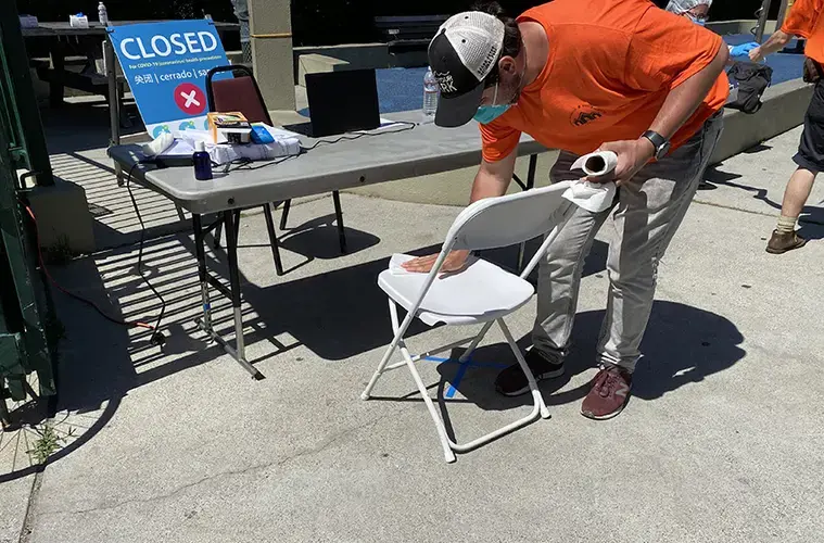 Volunteers at one of the testing sites. Image by Lydia Chávez. United States, 2020.