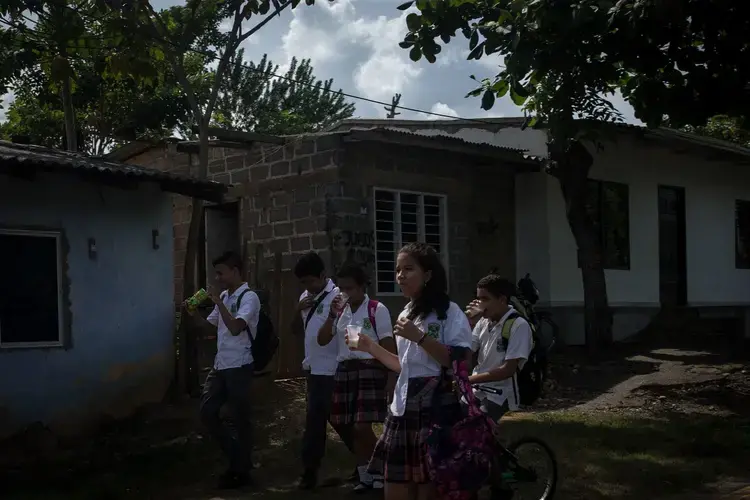 A group of children walk toward school in Sincelejo. Image by Ivan Valencia/For The Washington Post. Colombia, 2018.