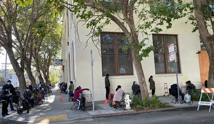 The line on Wednesday morning, July 8, 2020. Image by Lydia Chávez. United States, 2020.