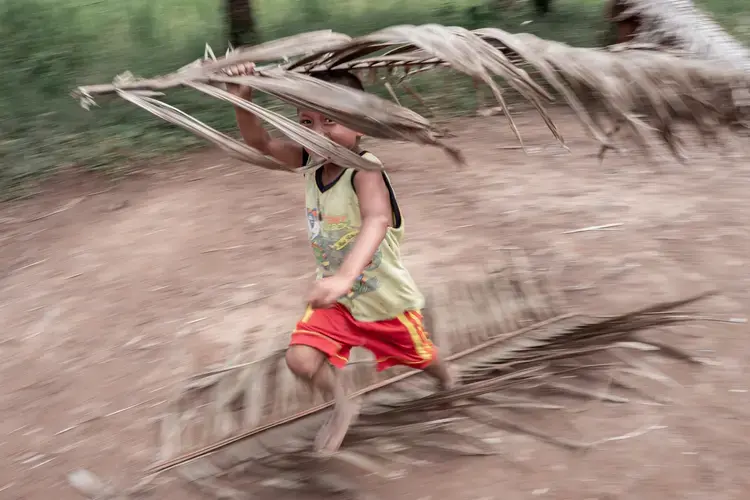 A Wampis child plays in the Ayambis community. Image by Marcio Pimenta. Peru, 2019.