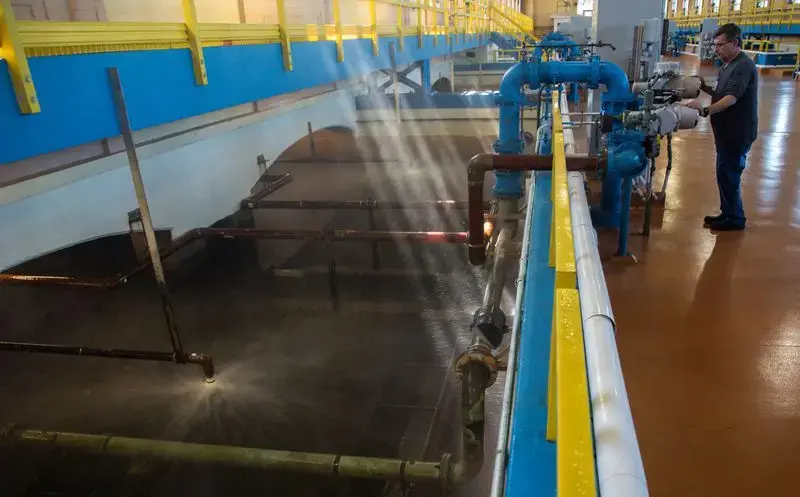 A worker cleans a filter in the filtration room of the Morgan Water Treatment Plant in Cleveland on Sept. 26, 2019. Image by Zbigniew Bzdak. United States, 2019.