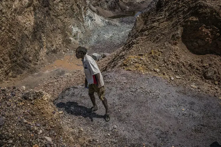 Johan Tahun looks into the main pit of the manganese mine that opened in 2016. Image by James Whitlow Delano. Malaysia, 2019.