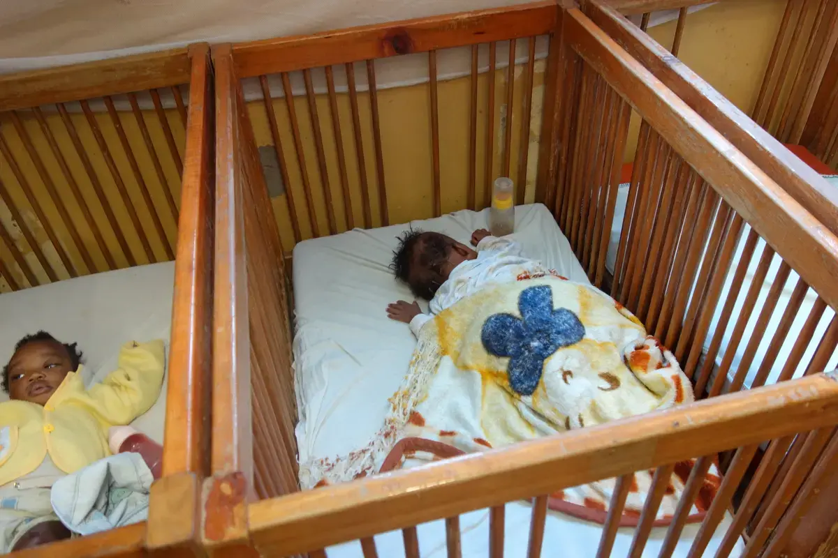Corner cot for top twins