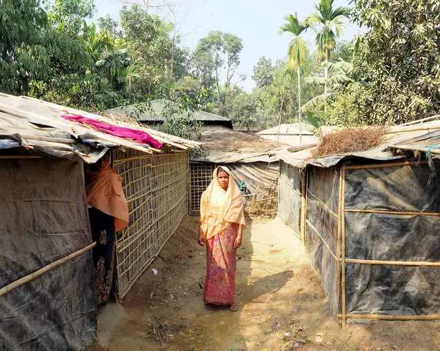 A woman in Kutupalong Refugee Camp. Since August, nearly half a million Rohingya have escaped over the Myanmar border to Bangladesh. Image by Doug Bock Clark. Bangladesh, 2017.