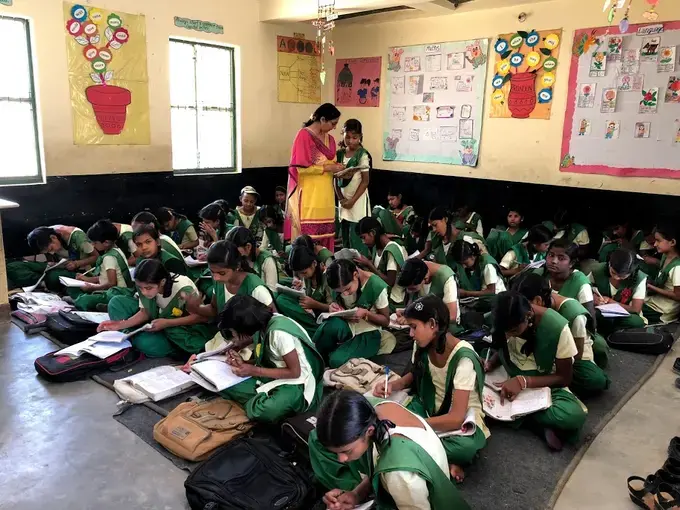 Students of Pardada Pardadi attend a Hindi lesson. Image by Annalisa Merelli. India, 2018.