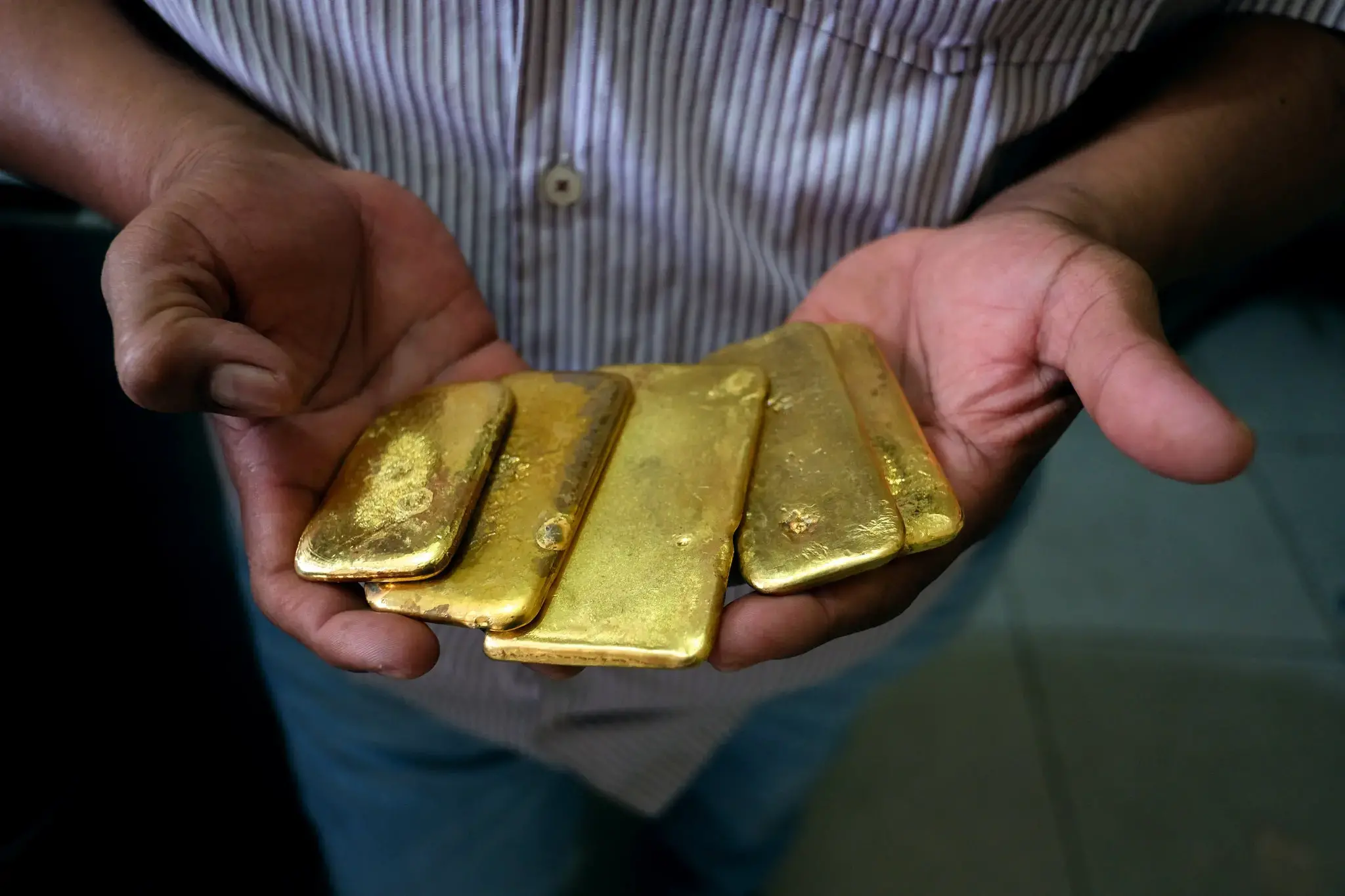 A trader in El Bagre, Colombia, melts gold he bought from local miners into bars to sell to bigger traders. The gold will be mixed with other supplies and eventually wind up in the hands of an exporter in Medellín. Image courtesy of the New York Times. Colombia.
