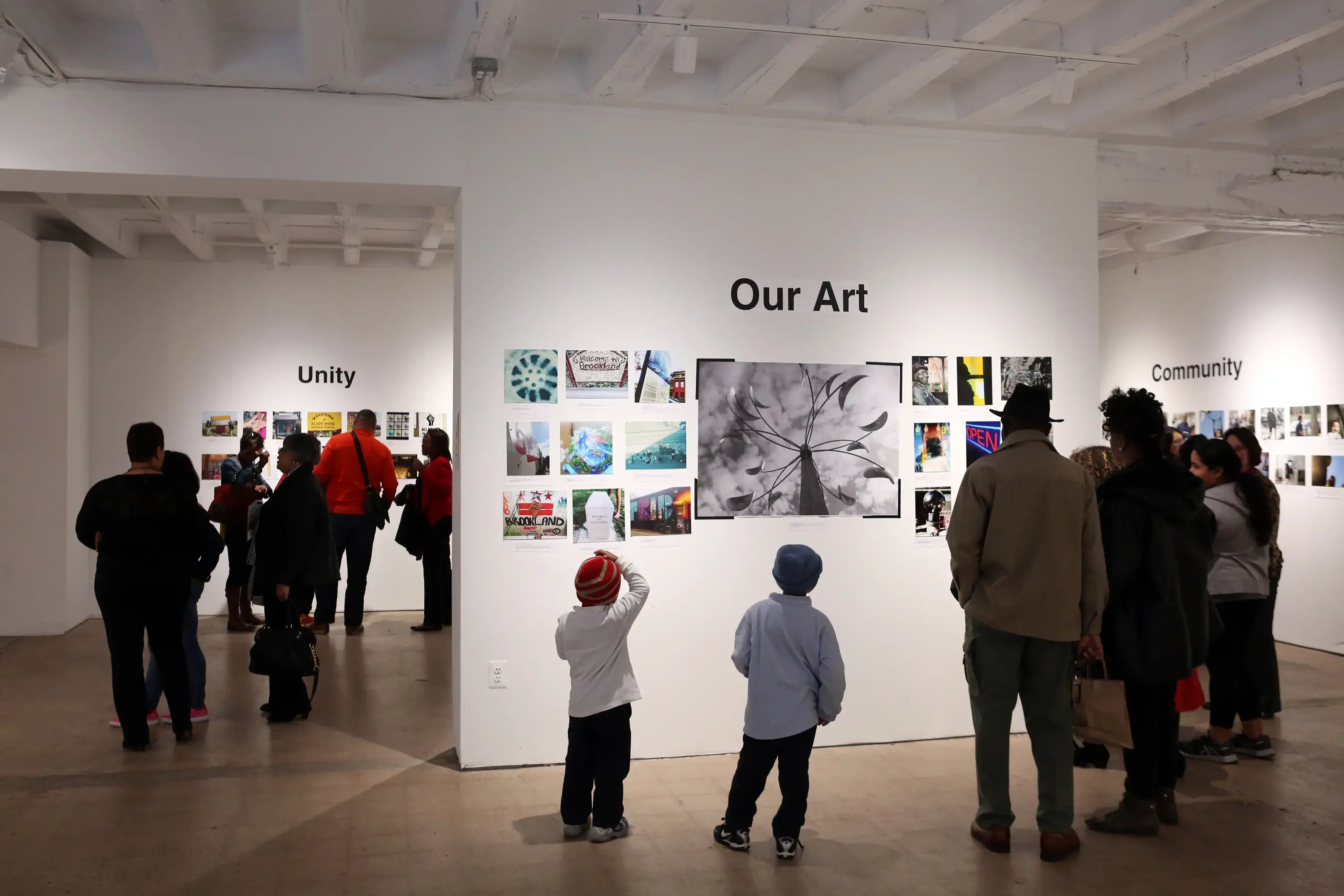 Public visitors and families of students observing the various aspects of DC at the exhibition. Image by Evey Wilson. United States, 2017. Public visitors and families of students observing the various aspects of DC at the exhibition. Image by Evey Wilson. United States, 2017.