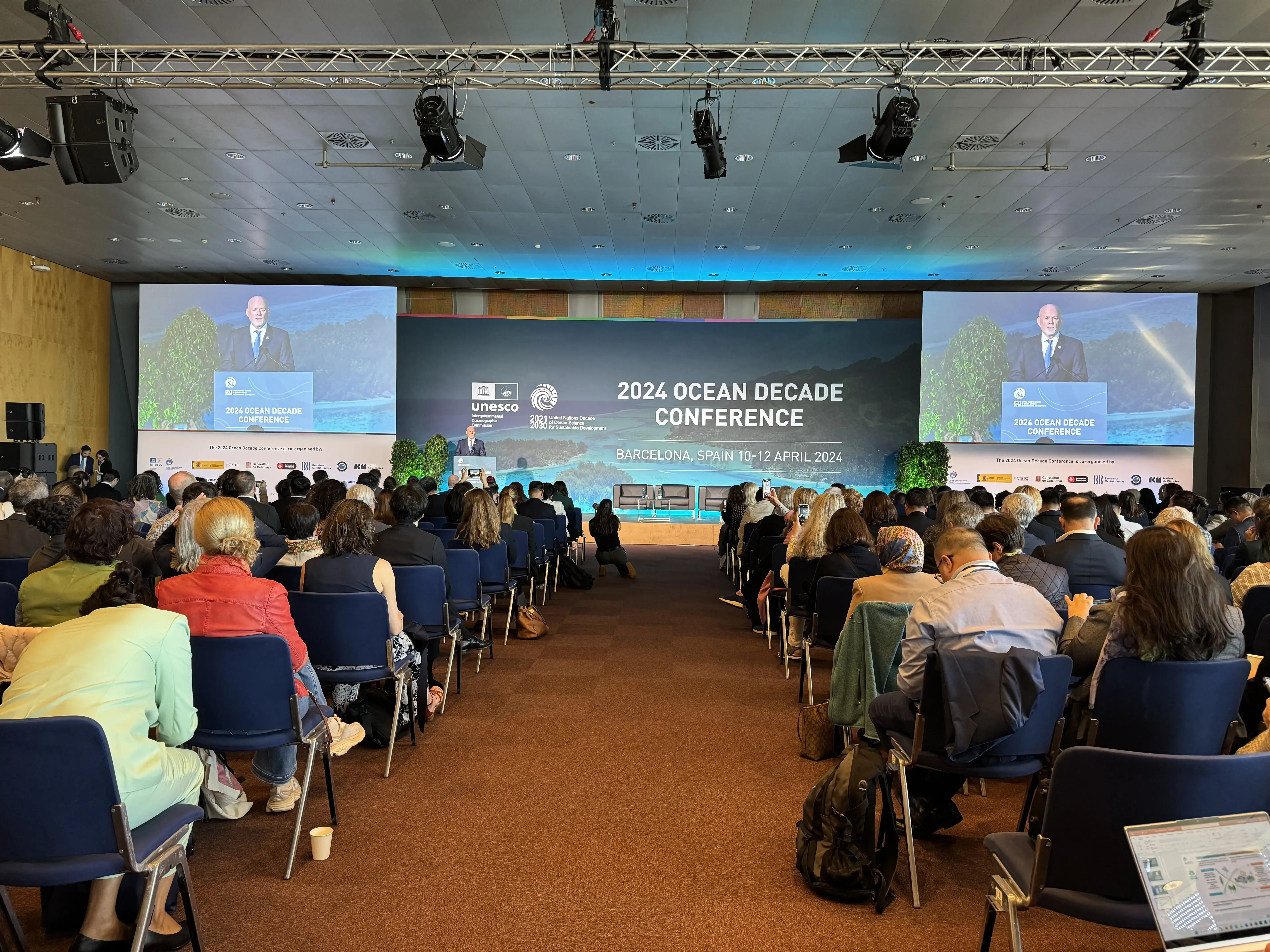 Peter Thomson addresses a large conference audience