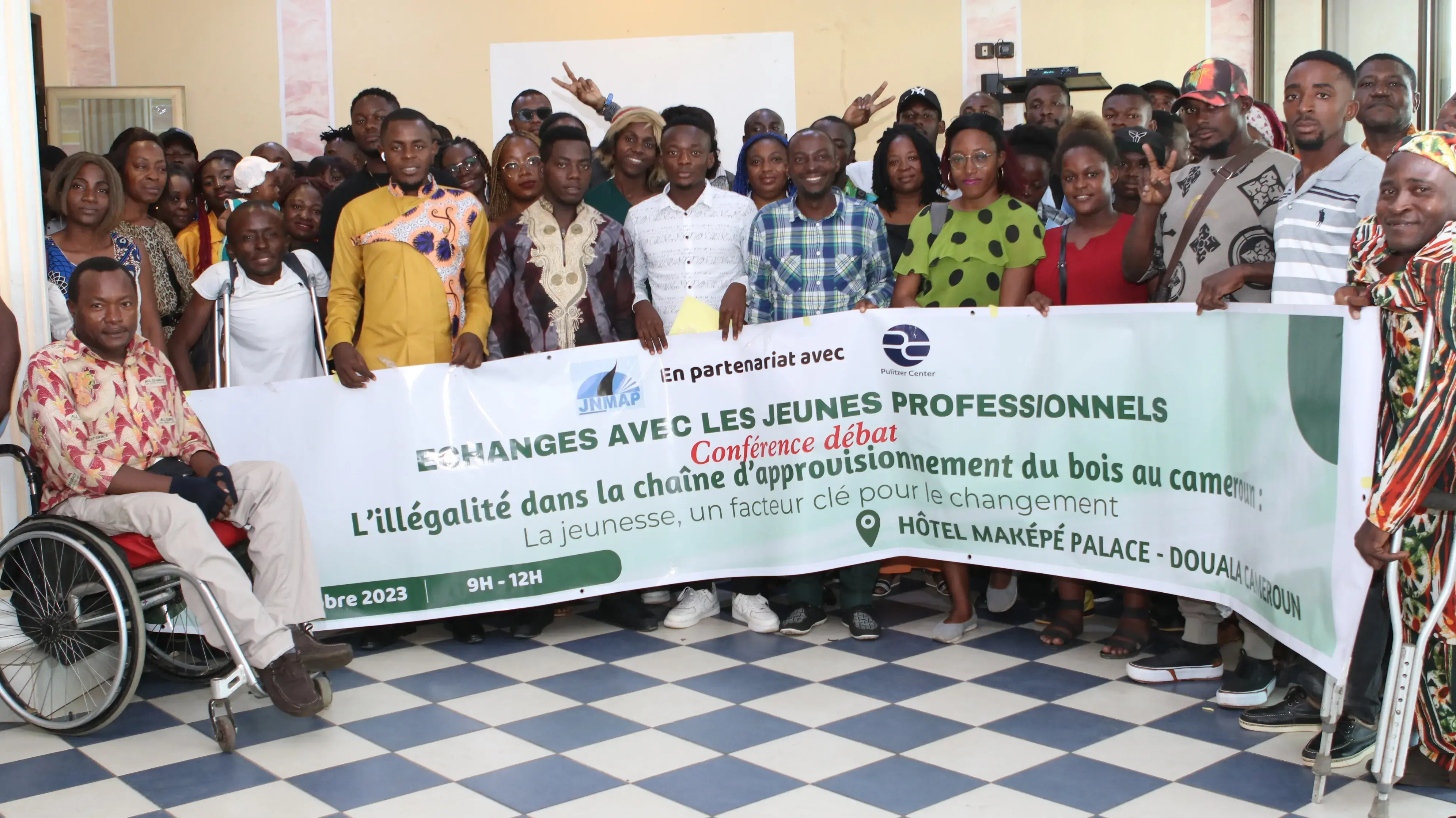 Les participants à l'atelier de discussion avec les jeunes professionnels à Douala se réunissent pour un portrait de groupe.