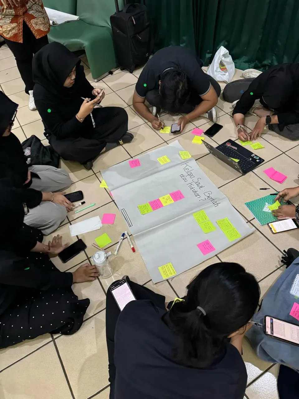 Students exercise to create their op-ed/stories regarding the Indonesian ocean, forest, or environmental conditions in general based on the Pulitzer Center’s works. Image by Grenti Paramitha. Indonesia, 2024.