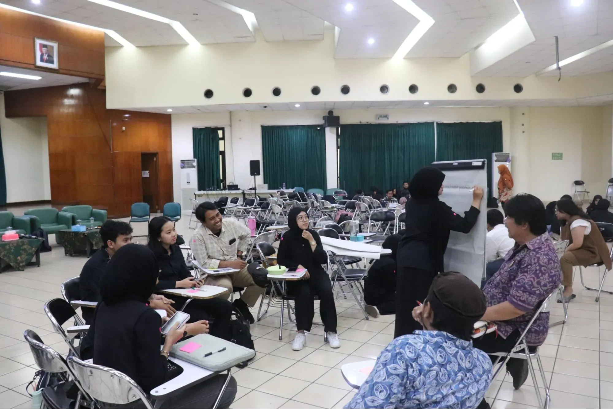 Students exercise to create their op-ed/stories regarding the Indonesian ocean, forest, or environmental conditions in general based on the Pulitzer Center’s works. Image by Grenti Paramitha. Indonesia, 2024.