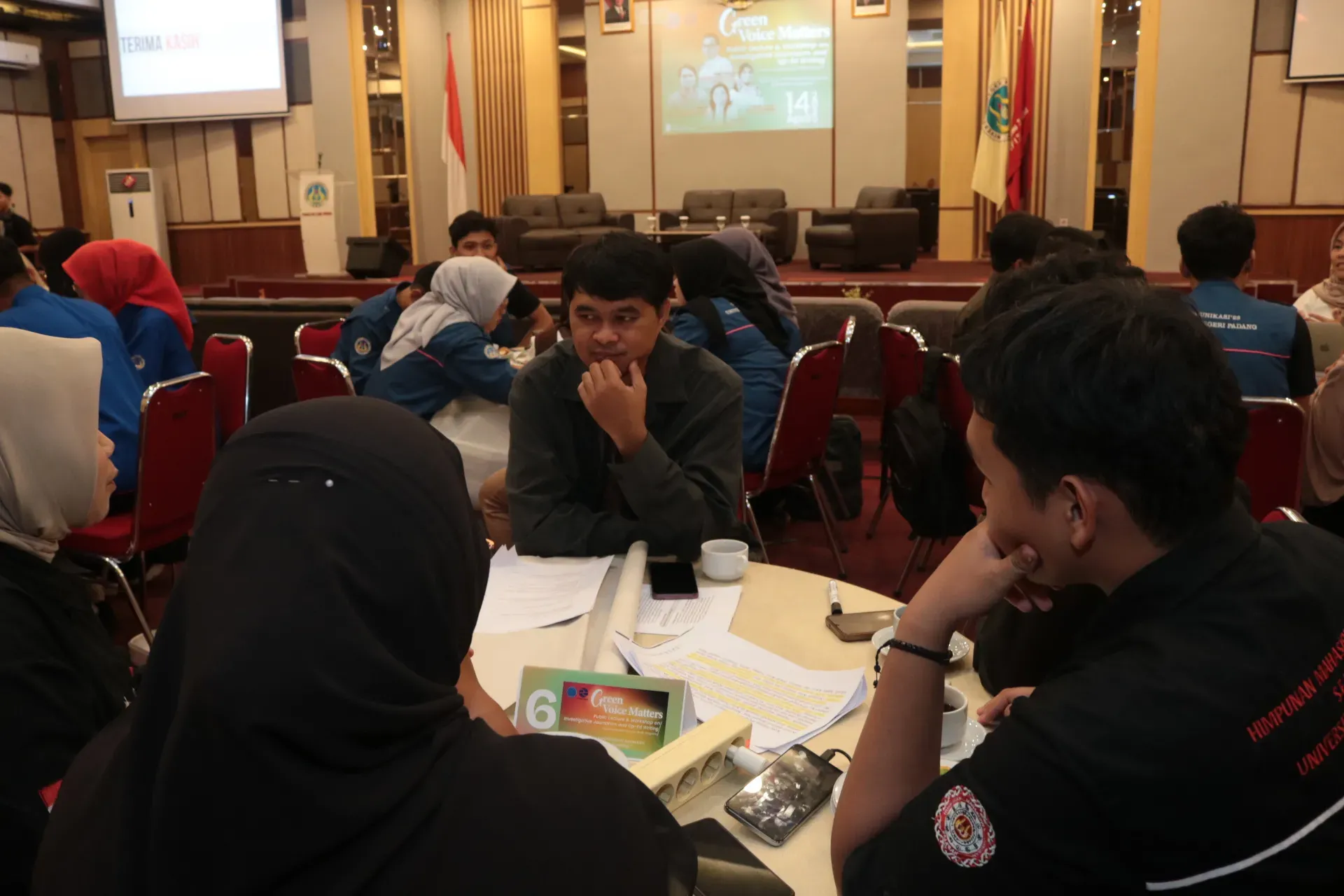 Students discuss their writing plan with Jaka HB during group exercise activity