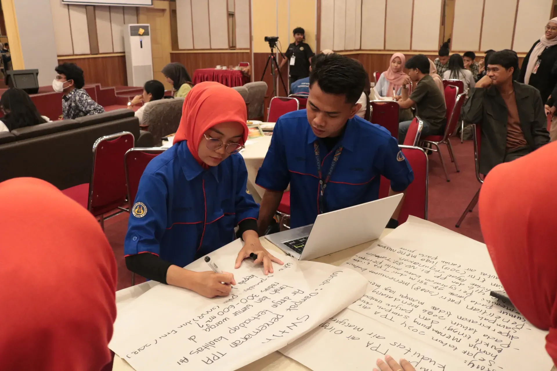 Students write down their writing plan before the final presentation