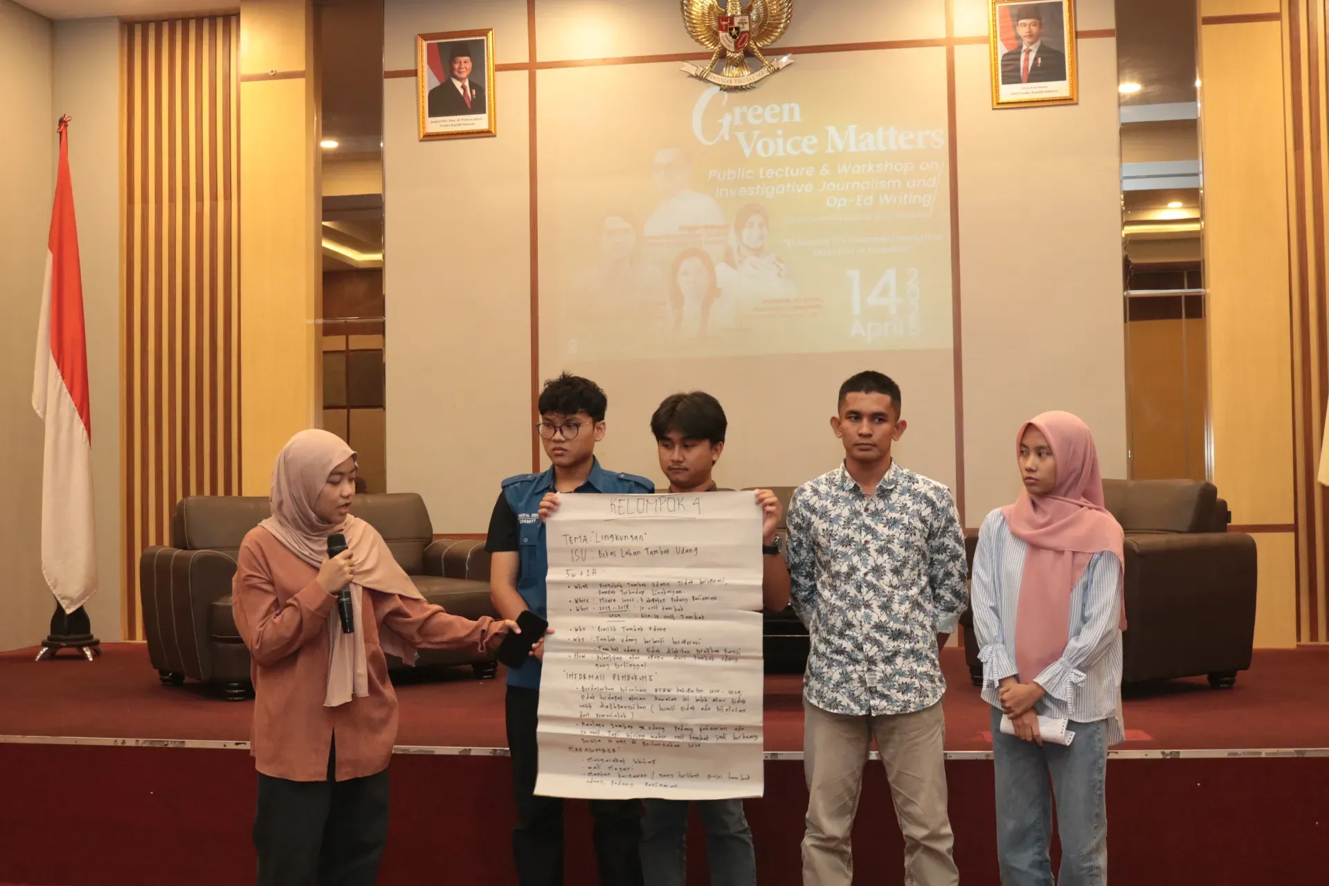 A group of students present their writing outline and plan.