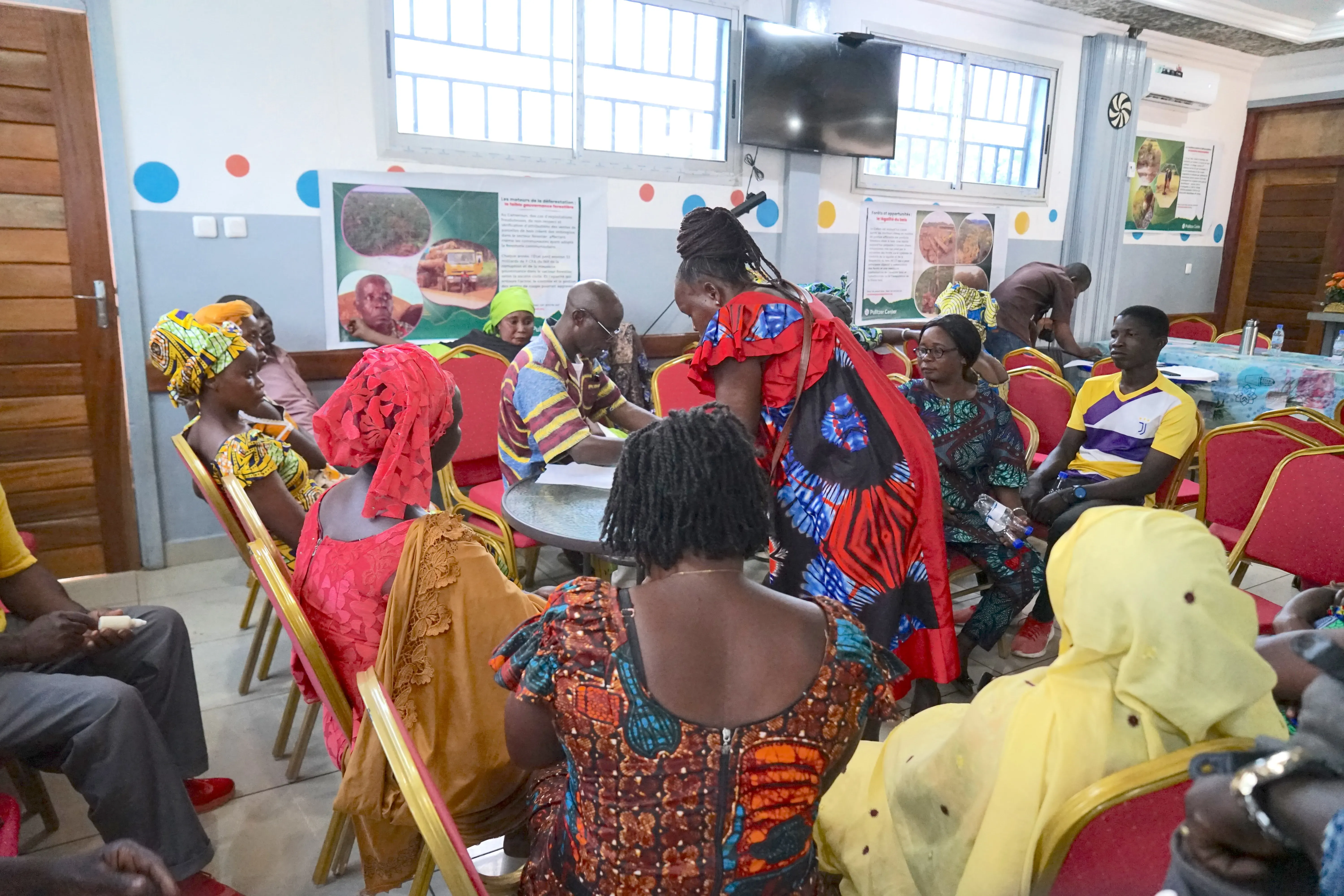 Un groupe de réflexion des femmes en plein travail
