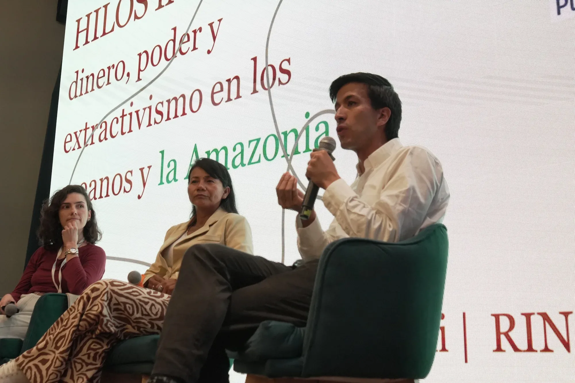 Jonatan Rodríguez moderates the panel that connected journalism on environmental issues relating to the ocean and the Amazon with the Indigenous voices that defend it. 