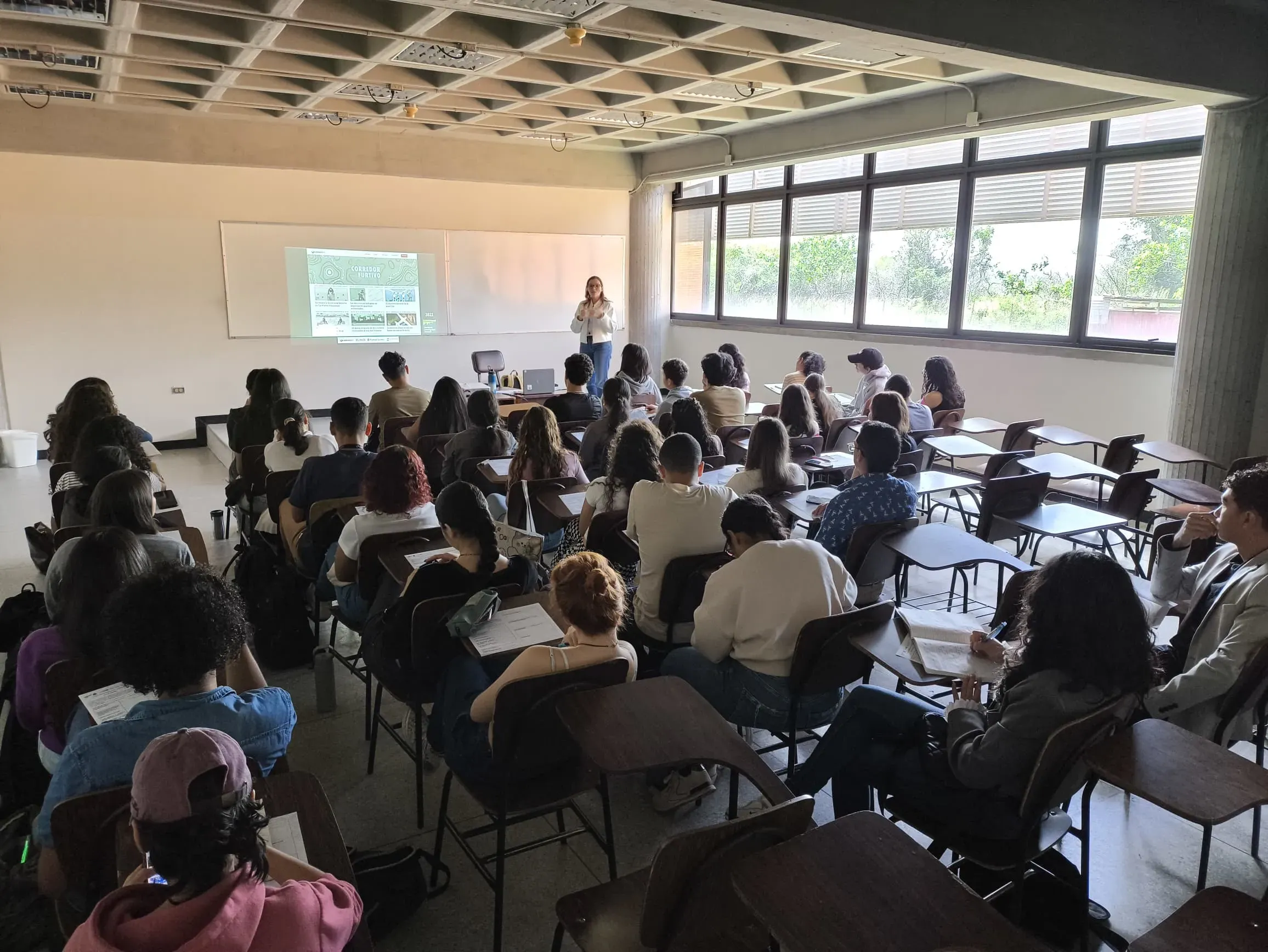 The workshops led by professors and community leaders were key to help young people read Pulitzer Center’s reporting and write their own stories. Image courtesy of Maria de los Angeles Ramirez and Universidad Catolica Andres Bello, Ciudad Guayana, Venezuela.  