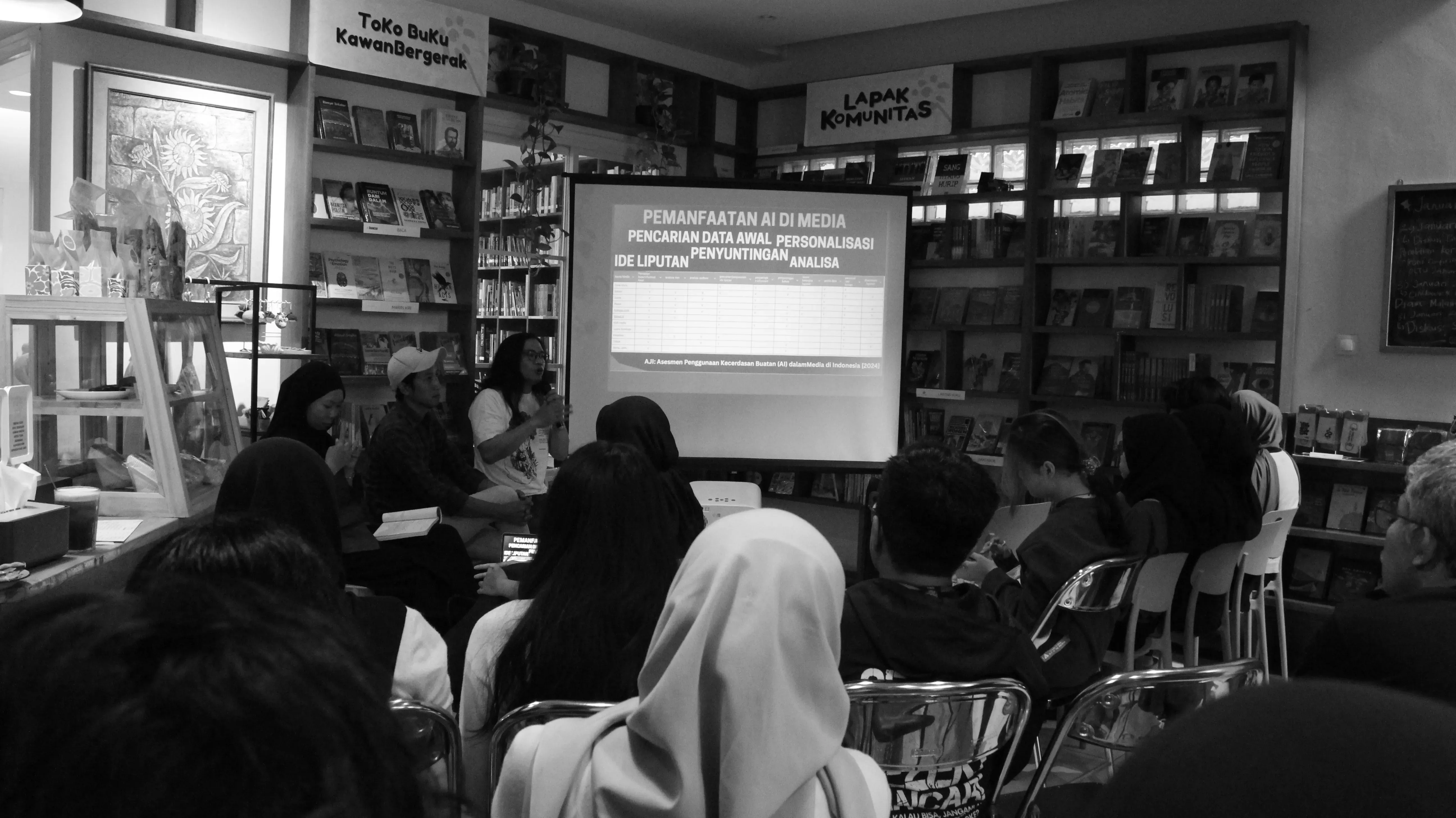 AI Spotlight Coaching Grantee Muhammad Kholikul Alim led a workshop for journalists on how to report on AI systems