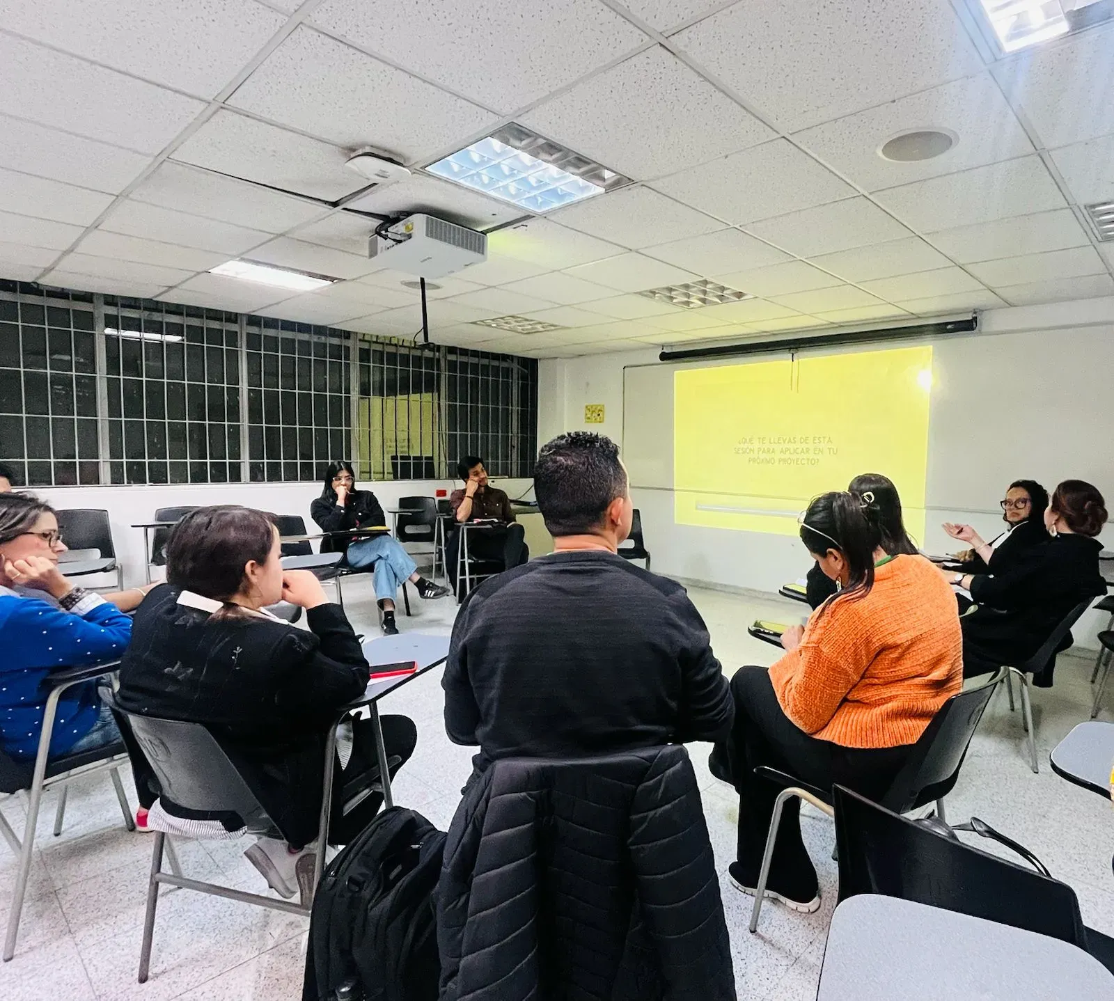 Periodistas y estudiantes participan en un taller