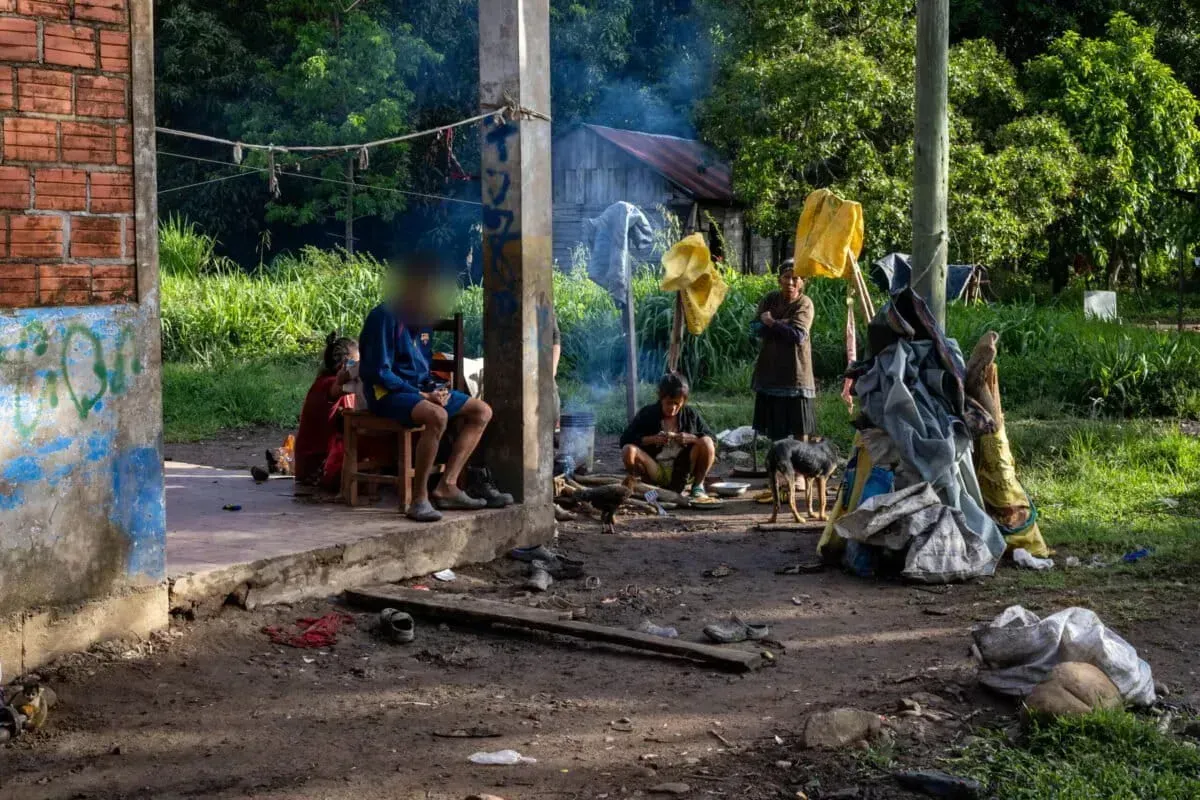 De tener una vida ancestral nómada y navegante, los ese ejjas de Eyiyoquibo viven en hacinamiento severo y pobreza extrema. Imagen por Eddy Yobanny Velasco. Bolivia.
