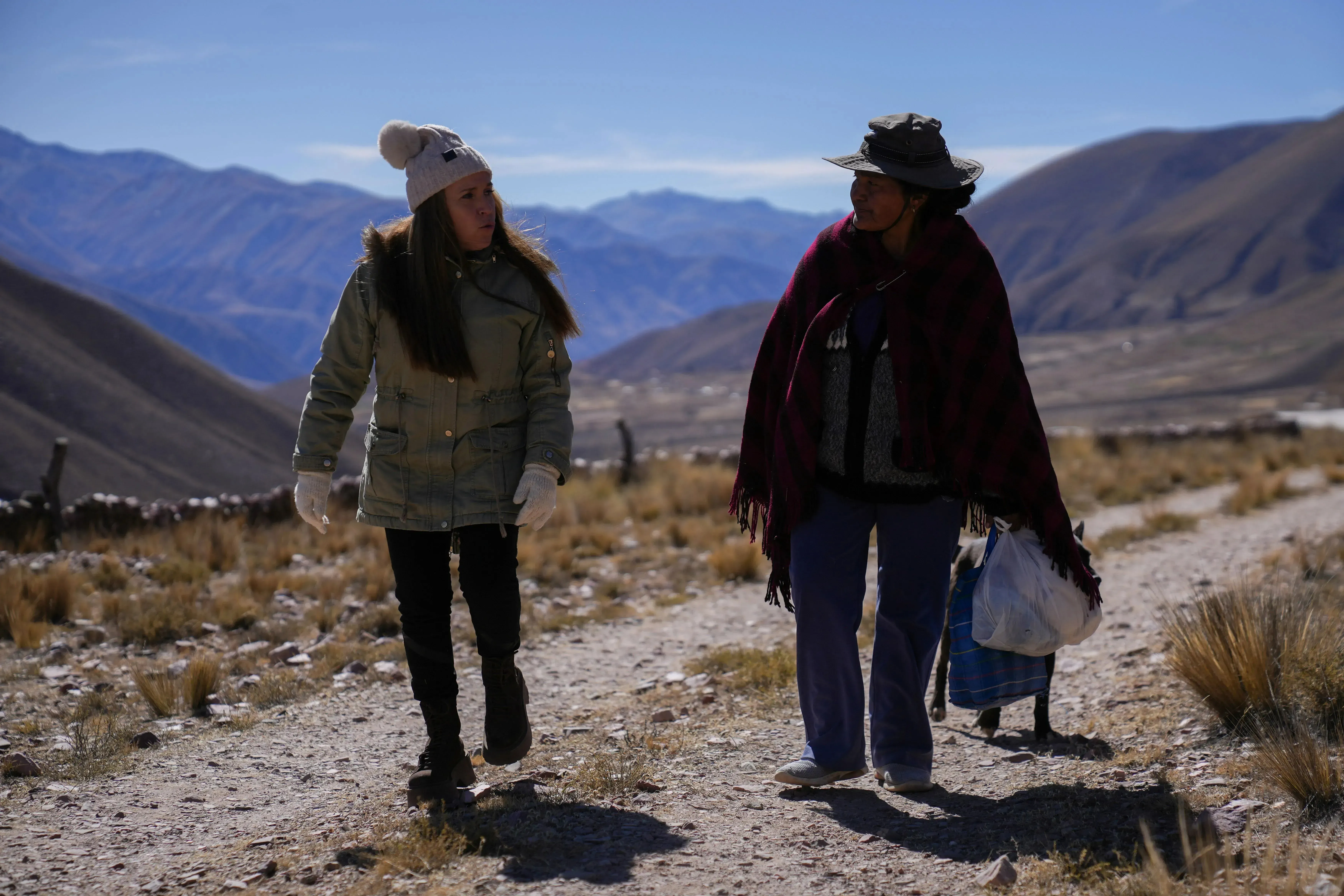 Daniela Blanco e Inocenta caminaron por la altura celestial de Colanzuli para buscar a las vacas y arriarlas hacia la casa de Inocenta. Las vacas con las que marcaban las montañas. Imagen por Matías Arbotto. Argentina.
