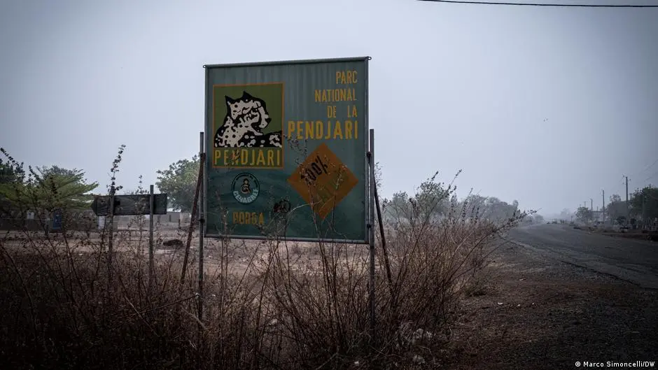 A green sign denoting a national park entrance.