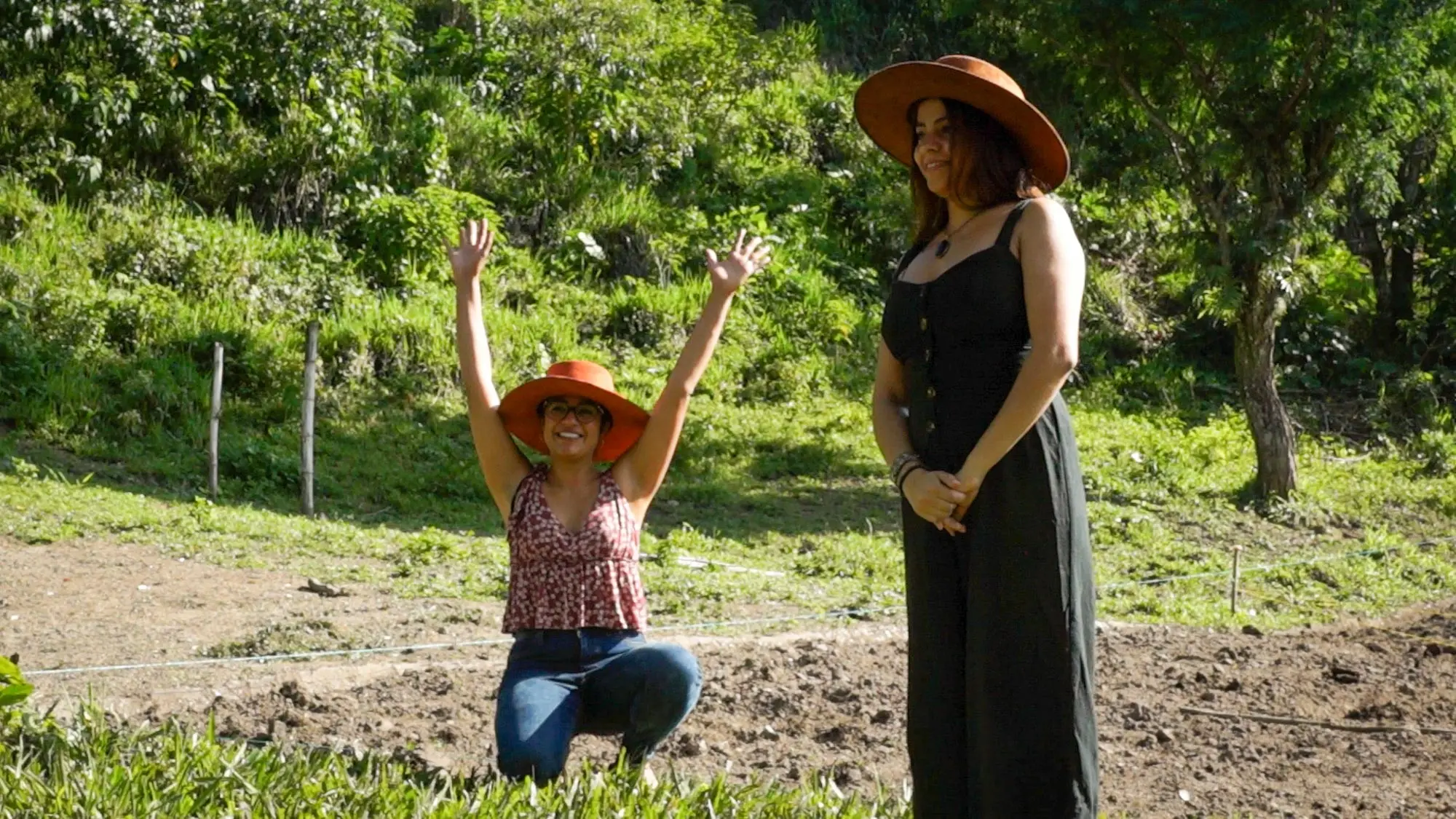 Carmen Benítez (left) sings during a workshop alongside her sister Carmen Maria Benítez (right)