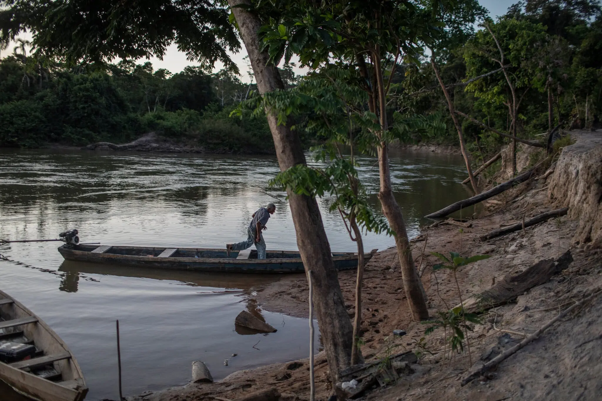 Durães en su casa del río Jaci-Paraná