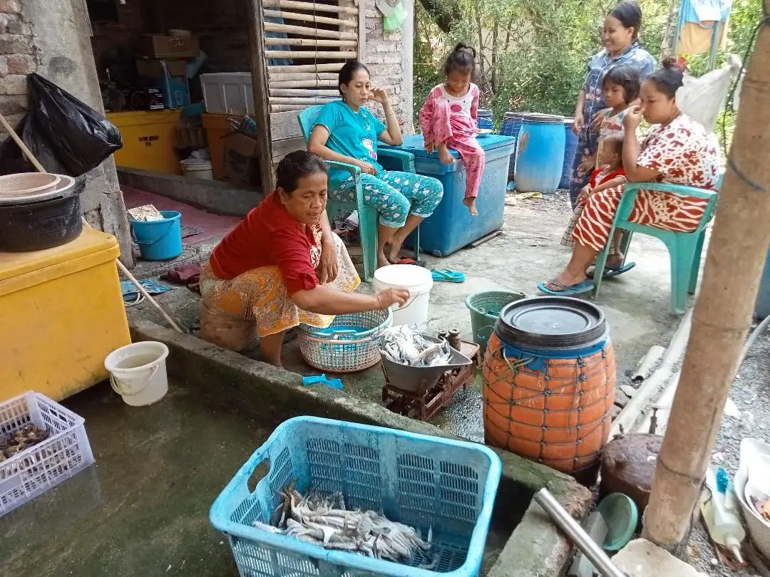 Fishermen women and fishermen's wives in Tambakpolo Hamlet