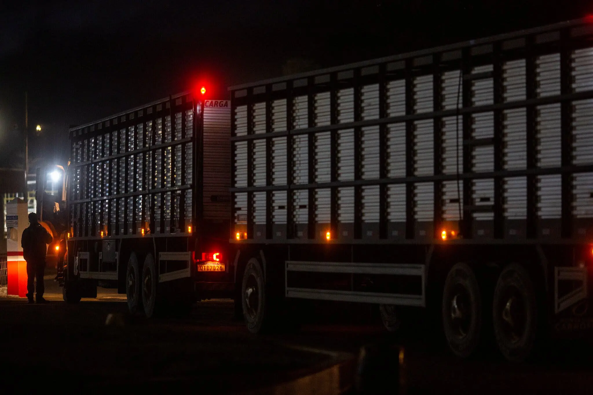 Camiones de ganado en un matadero de Marfrig en Ji Paraná, una ciudad de Rondônia