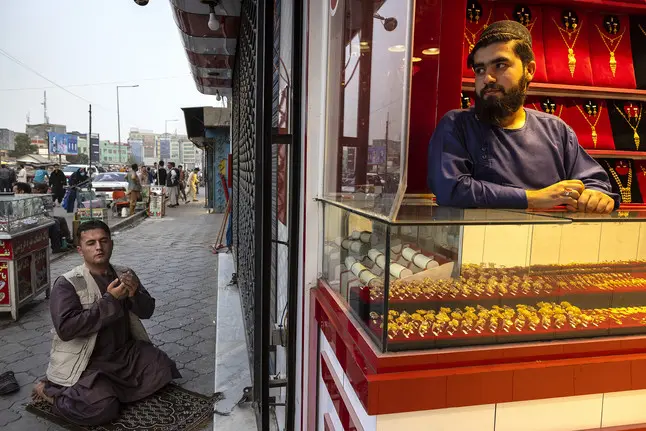 a man prays outside a jewelry shop