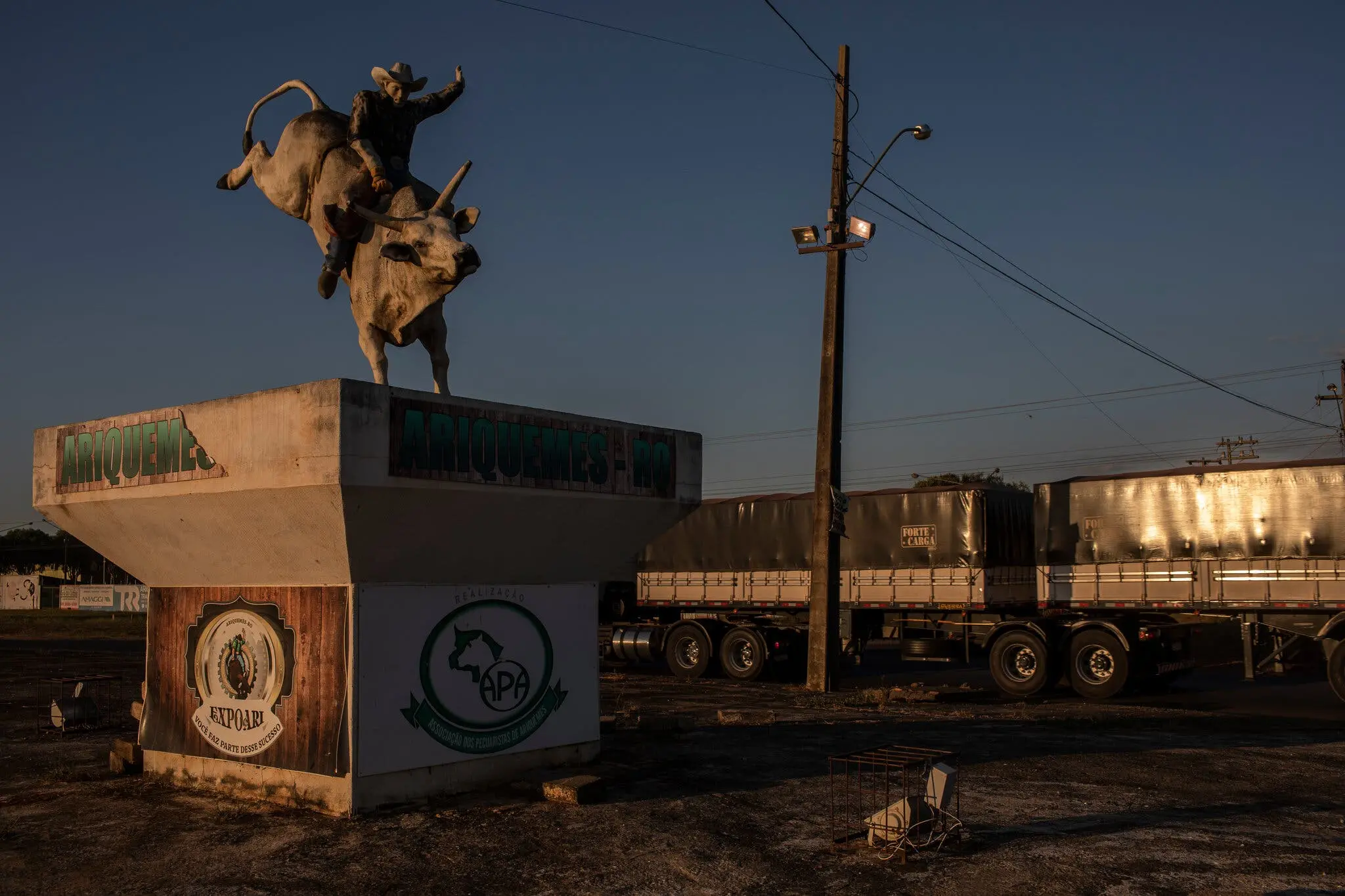 Una estatua junto a la carretera de Ariquemes, una ciudad de Rondônia