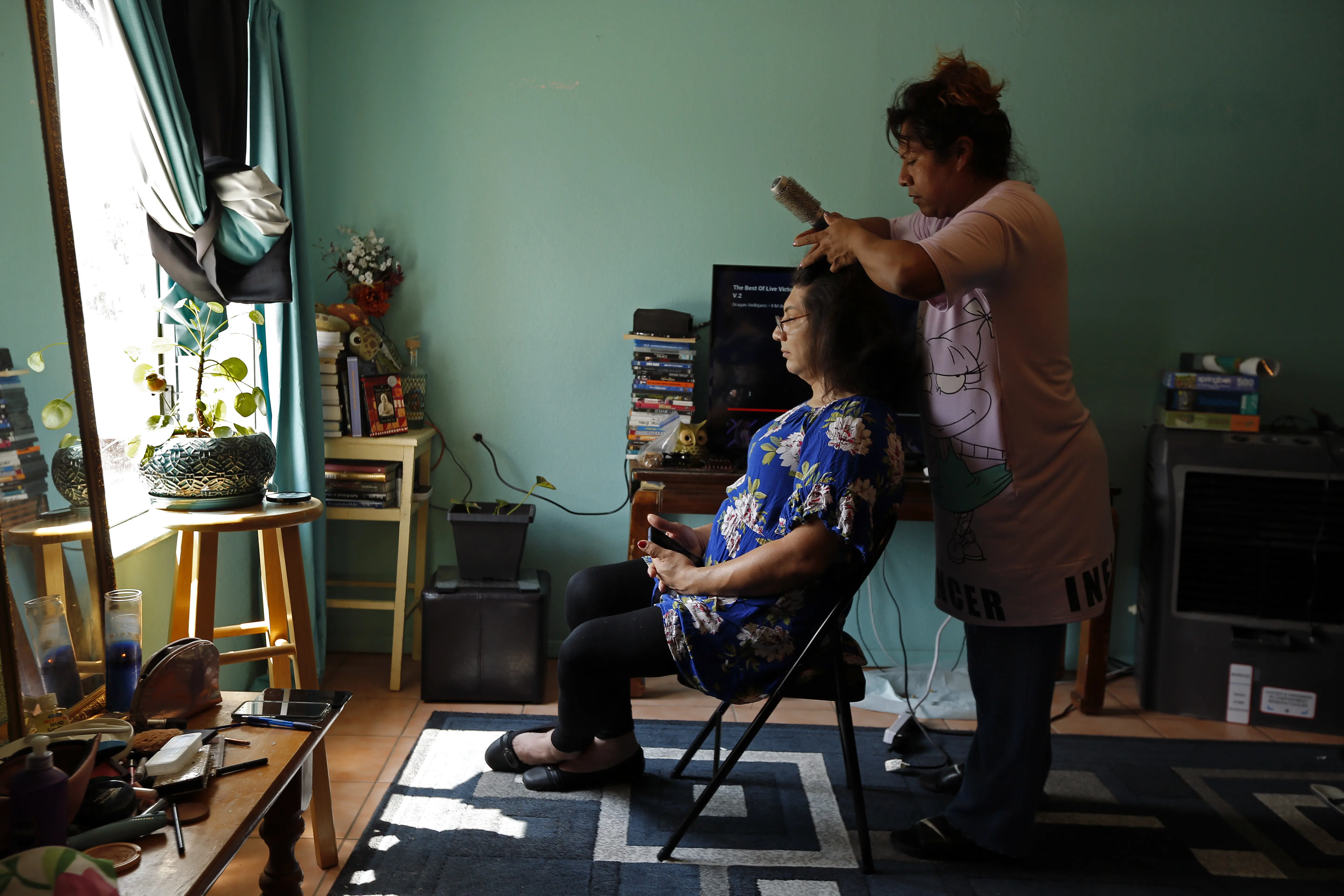 Brisa brushes Susana's hair